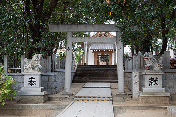 森孝八劔神社参道と拝殿