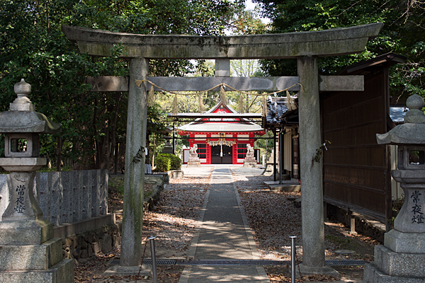 桜田八幡社鳥居と拝殿